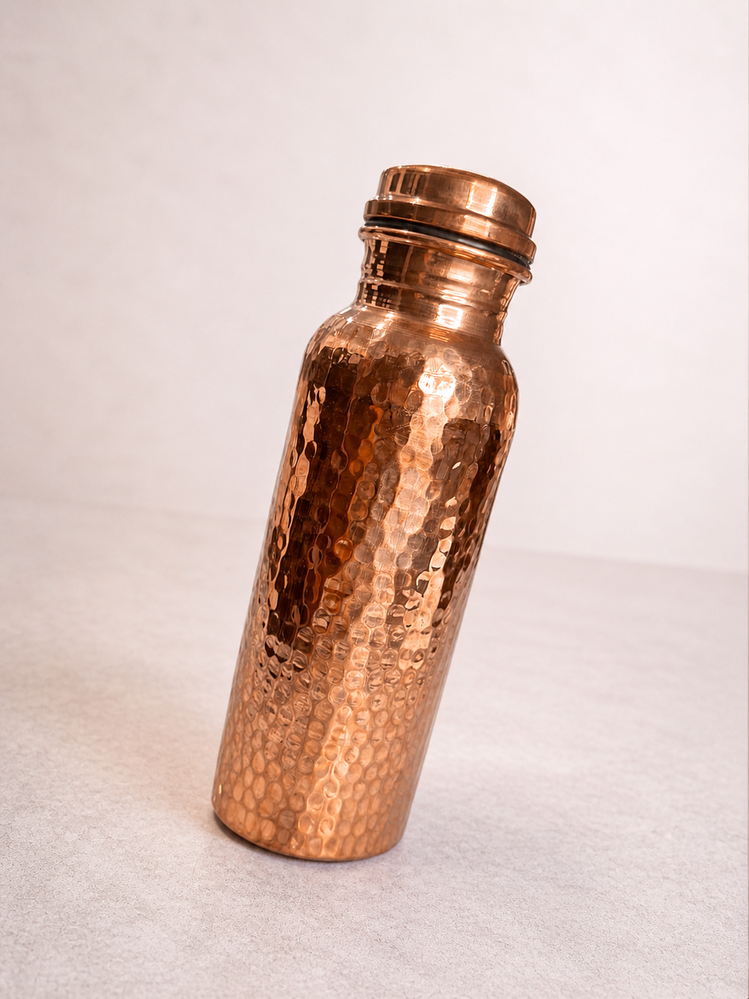 Botella de cobre martillado clásico